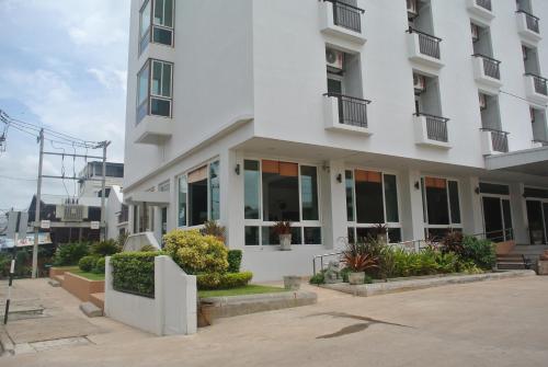 โรงแรมไพบูลย์เพลส (Phaiboon Place Hotel)