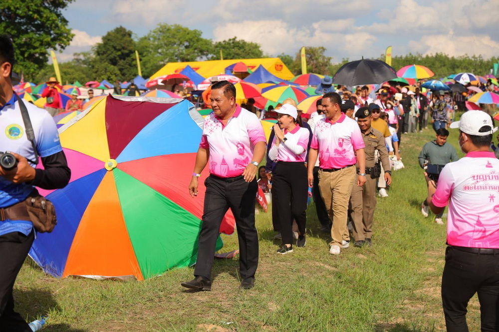 ผู้ว่าราชการจังหวัดกาฬสินธุ์ และนักท่องเที่ยวจากทั่วทุกสารทิศเข้าร่วมชมการจุดบั้งไฟตะไลล้าน ในงานประเพณีวัฒนธรรมผู้ไทบุญบั้งไฟตะไลล้าน ประจำปีงบประมาณ พ.ศ.2568